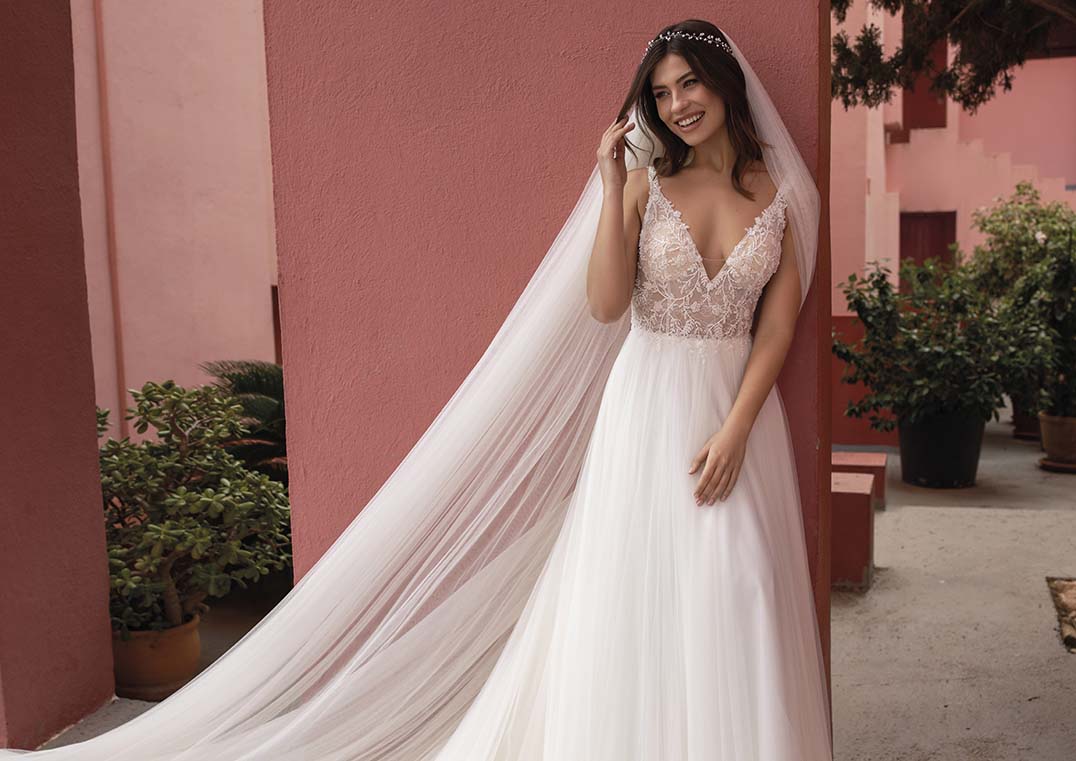 Robe de Mariée Enchanter décolleté en V et bustier effet lingerie